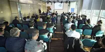 Veranstaltungsraum mit etwa 80 Teilnehmenden