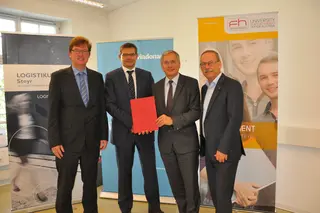V.l.n.r. DI Hans-Peter Hasenbichler (viadonau), FH-Prof. DI Franz Staberhofer (Logistikum der FH OÖ), Bundesminister Alois Stöger (bmvit), Bürgermeister Gerald Hackl (Magistrat Steyr)