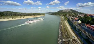 Passagierschiff auf der Donau in Hainburg