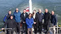 Gruppenbild Schiffsdeck, im Hintergrund die Donau