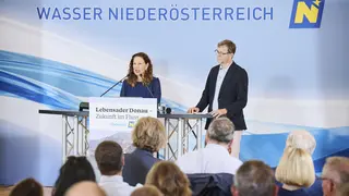 Andrea Zsutty und Christian Ganzer vom ZOOM Kindermuseum berichten vom Erfolg der Ausstellung "Donaurauschen & Flussgeflüster"