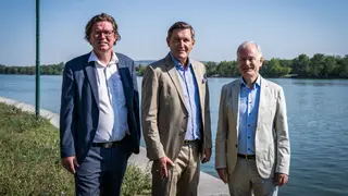 Bundesminister Peter Hanke (BMIMI) mit viadonau-Geschäftsführer Hans-Peter Hasenbichler (links) und Professor Helmut Habersack von der BOKU Wien (rechts)
