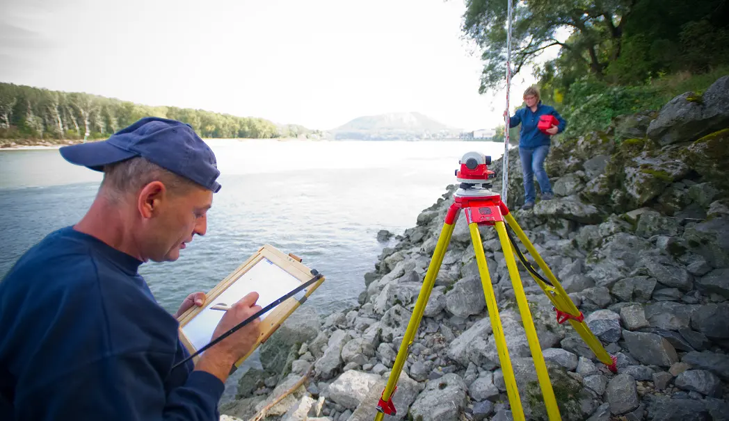 measuring work on the riverside by viadonau