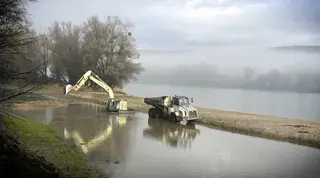 Baggerarbeiten am Donauufer bei nebeligem Wetter